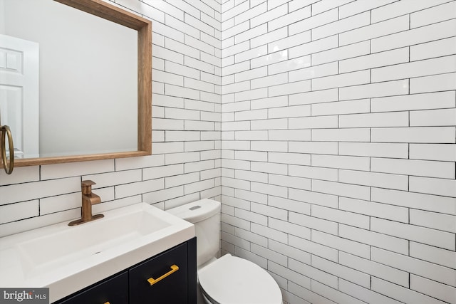 5856 Kittewan Ct, Manassas, VA 20112 - half bath featuring tile walls, toilet, and vanity