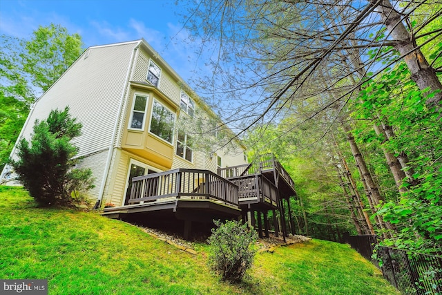 5856 Kittewan Ct, Manassas, VA 20112 - back of house featuring a wooden deck and a yard