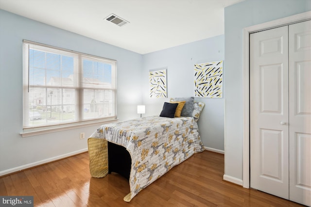 3913 Ettrick Ct Unit 10-38, Bowie, MD 20716 - bedroom with baseboards, visible vents, wood finished floors, and a closet