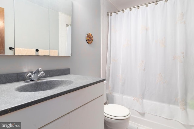 bathroom featuring vanity, toilet, and shower / tub combo