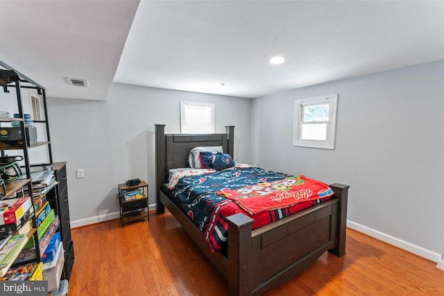 bedroom with recessed lighting, baseboards, visible vents, and light wood-style flooring