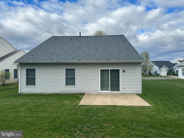 39 Sunset Ln, Columbus, NJ 08022 - rear view of property with roof with shingles, a patio area, and a lawn