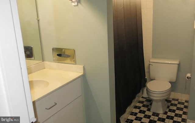 full bath featuring tile patterned floors, toilet, vanity, baseboards, and a shower with shower curtain