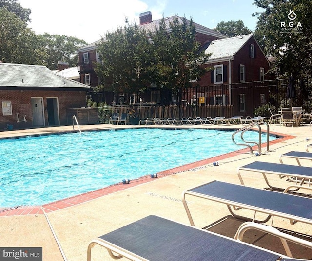 4803 30th St S Unit A2, Arlington, VA 22206 - community pool with a patio
