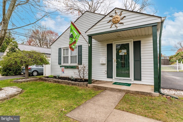 view of front of house featuring a front yard and fence