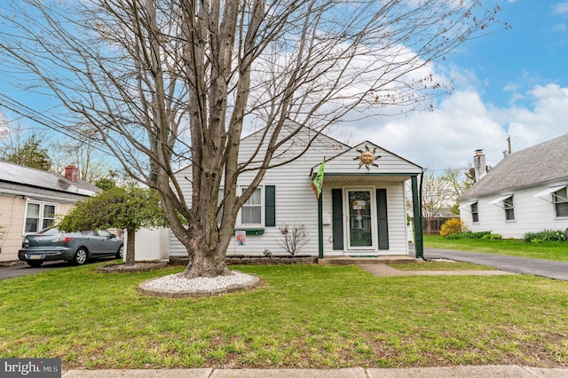 view of front facade with a front yard