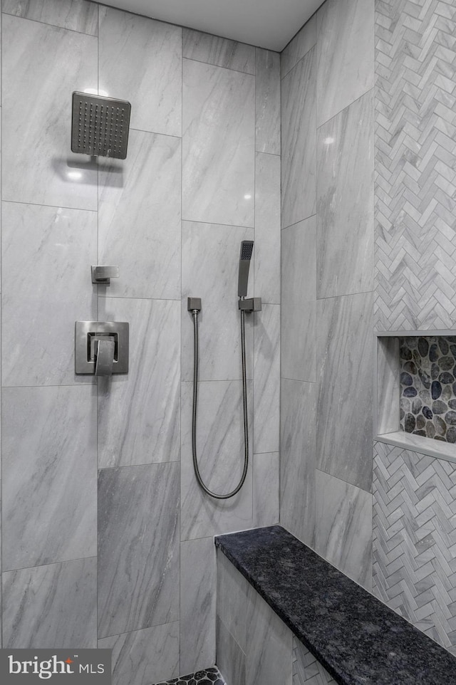 full bathroom featuring a tile shower
