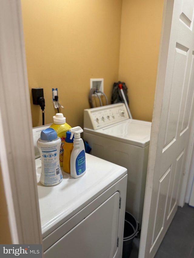 laundry room with tile patterned floors and washer and clothes dryer