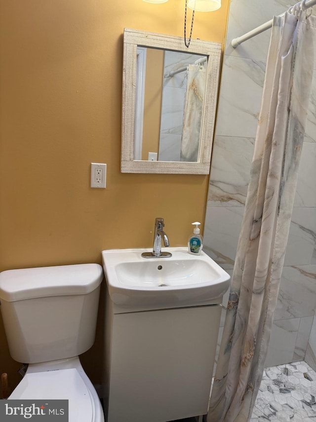 bathroom with toilet, a shower with shower curtain, and vanity