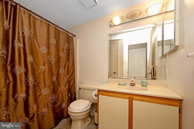 full bath featuring tile patterned floors, vanity, toilet, and a shower with curtain