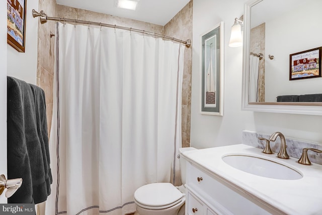 full bath with vanity, curtained shower, and toilet