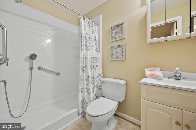 full bath featuring tile patterned floors, tiled shower, toilet, and vanity