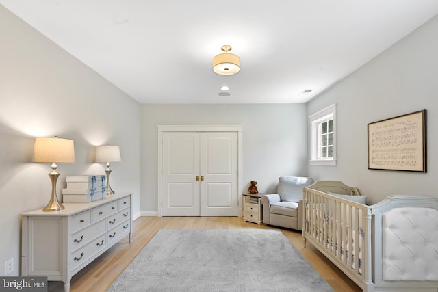9850 Jerry Ln, Vienna, VA 22180 - bedroom featuring light wood-style flooring, a closet, and baseboards