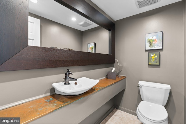 735 Dividing Rd, Severna Park, MD 21146 - bathroom with visible vents, baseboards, toilet, recessed lighting, and vanity