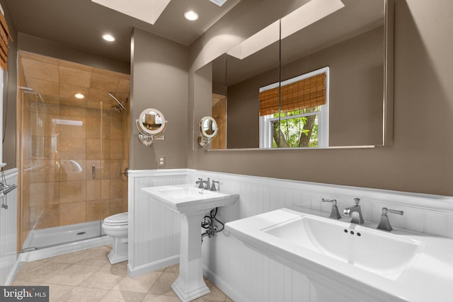 735 Dividing Rd, Severna Park, MD 21146 - full bath featuring wainscoting, a skylight, toilet, and a stall shower