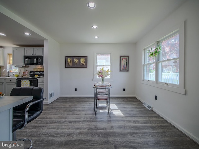 112 Jackson Ave, New Castle, DE 19720 - dining area featuring visible vents, recessed lighting, dark wood-style floors, and baseboards