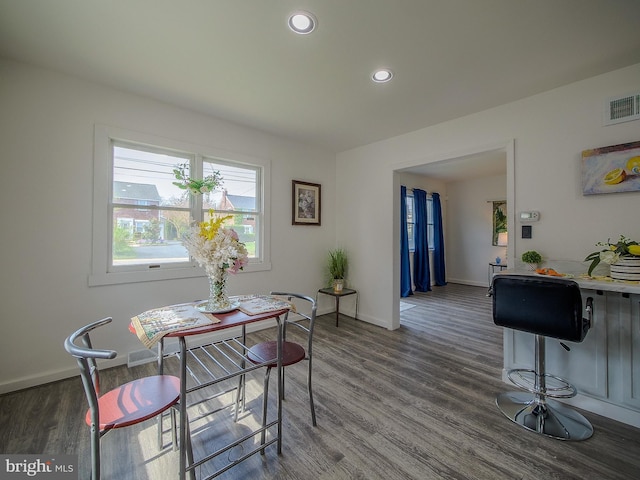 112 Jackson Ave, New Castle, DE 19720 - dining room with baseboards, visible vents, wood finished floors, and recessed lighting