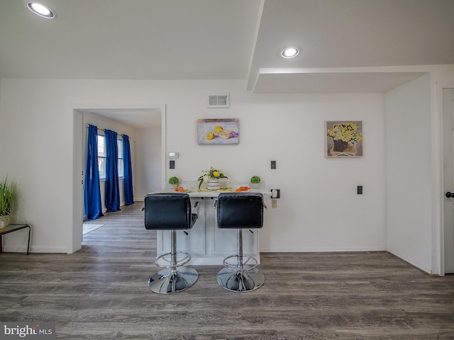 112 Jackson Ave, New Castle, DE 19720 - kitchen featuring recessed lighting, wood finished floors, baseboards, visible vents, and a kitchen breakfast bar