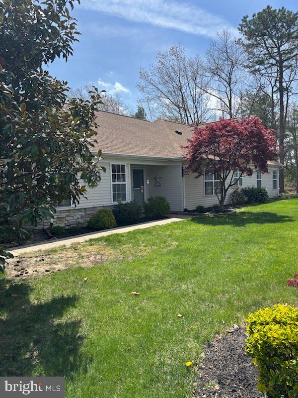 single story home featuring a front yard