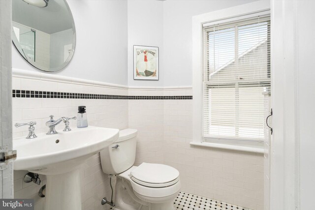 442 Ellisdale Rd, Crosswicks, NJ 08515 - bathroom featuring tile patterned floors, wainscoting, tile walls, and toilet