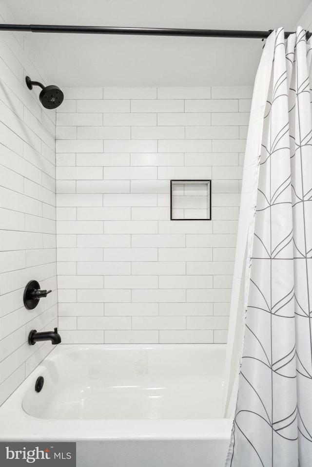 2237 N Hope St, Philadelphia, PA 19133 - bathroom featuring shower / bath combo