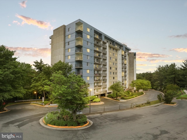 3800 Powell Ln Unit 828, Falls Church, VA 22041 - view of property at dusk