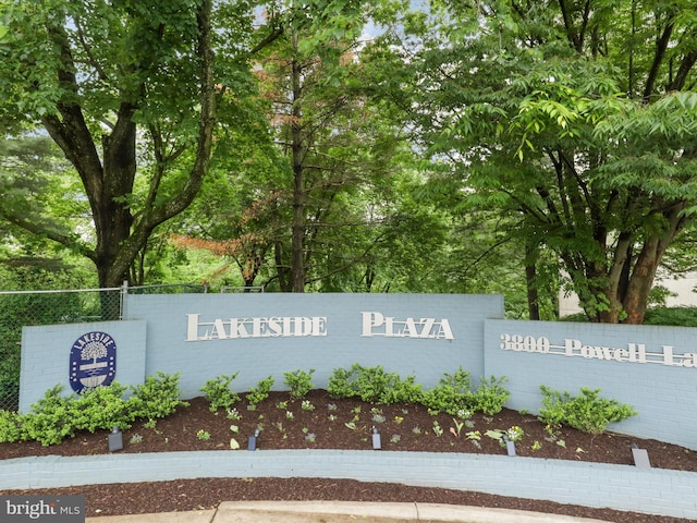 3800 Powell Ln Unit 828, Falls Church, VA 22041 - community / neighborhood sign with fence