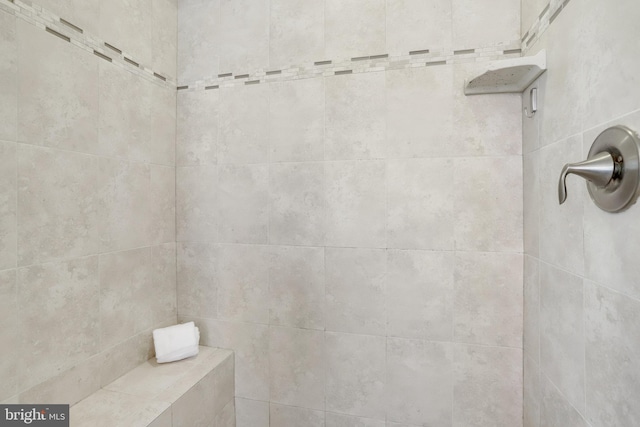 details featuring tiled shower