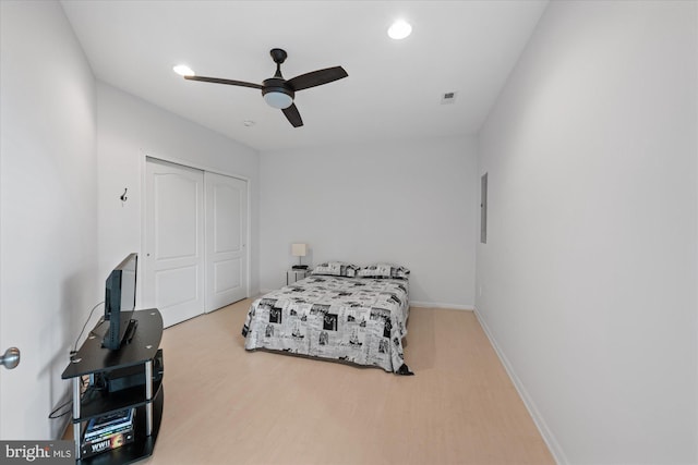 bedroom featuring ceiling fan, visible vents, baseboards, a closet, and recessed lighting