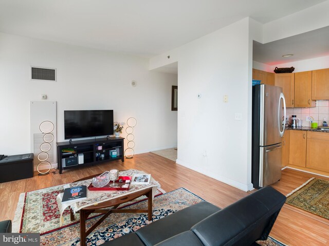 901 N Penn St Unit P506, Philadelphia, PA 19123 - living room with visible vents, baseboards, and light wood-style flooring
