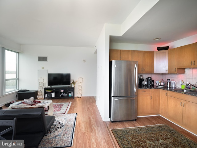 901 N Penn St Unit P506, Philadelphia, PA 19123 - kitchen featuring light wood-style floors, freestanding refrigerator, visible vents, a sink, and open floor plan