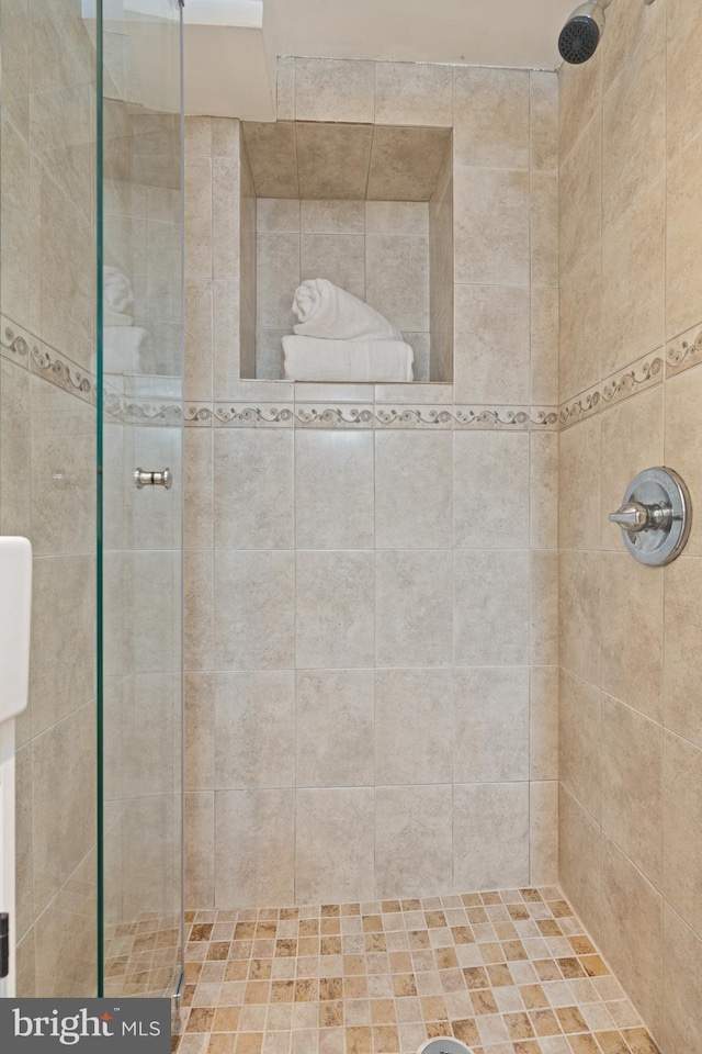 bathroom featuring tiled shower