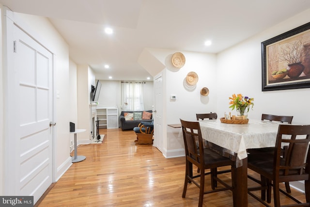 dining space with recessed lighting, light wood-type flooring, and baseboards