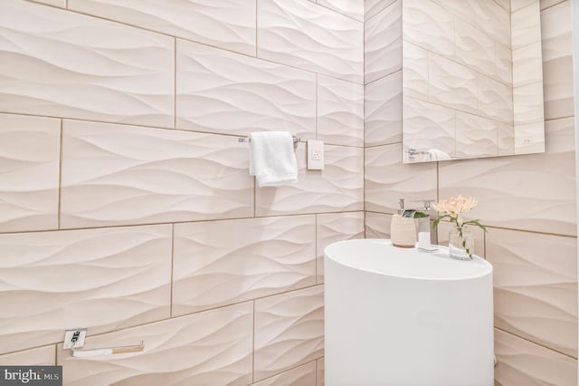 2515 Ontario Rd NW Unit 1, Washington, DC 20009 - bathroom featuring tile walls