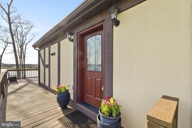 property entrance featuring stucco siding