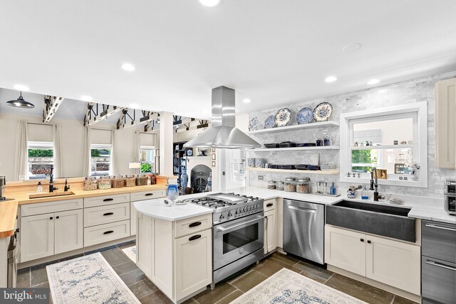 36437 Whispering Springs Ct, Purcellville, VA 20132 - kitchen featuring stainless steel appliances, island range hood, a sink, a peninsula, and recessed lighting