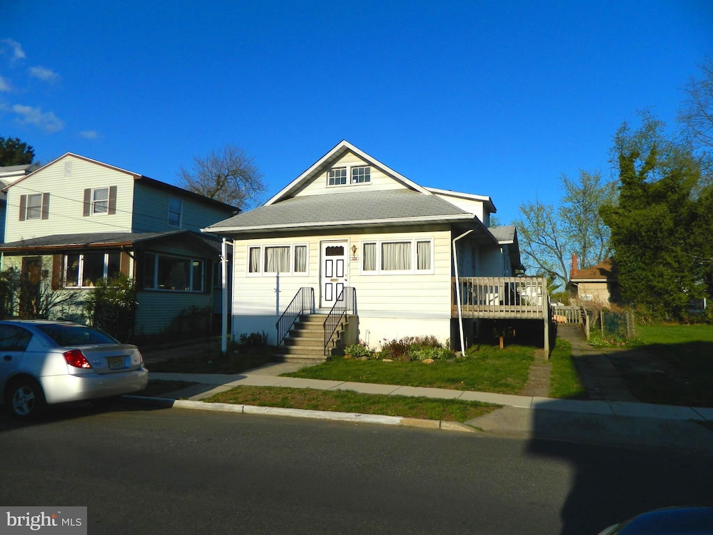 bungalow-style home featuring a shingled roof