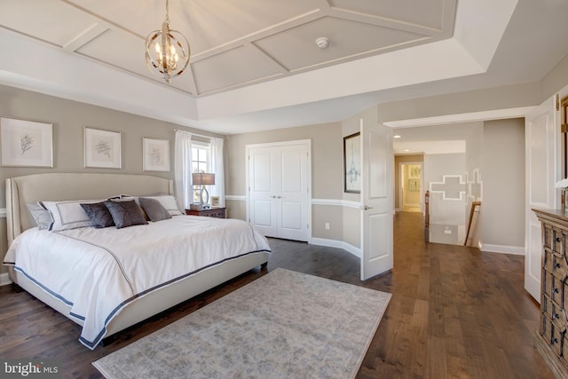 126 Green Forest Dr Unit 5Houston, Middletown, DE 19709 - bedroom featuring a closet, dark wood-style flooring, lofted ceiling, baseboards, and a chandelier