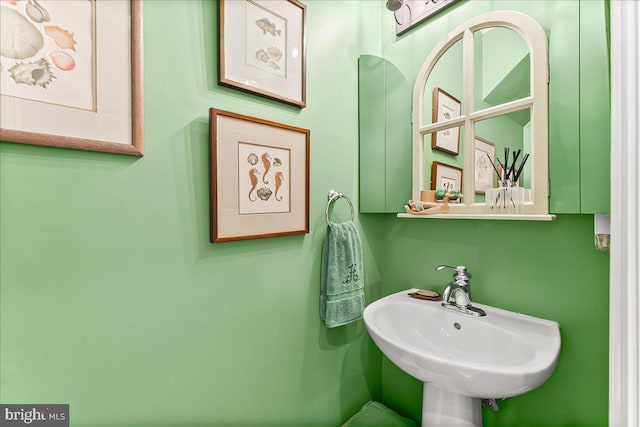 bathroom featuring a sink
