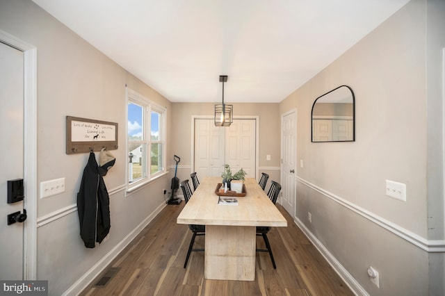 522 White Oak Rd, Fredericksburg, VA 22405 - dining space featuring a notable chandelier, visible vents, dark wood-style flooring, and baseboards