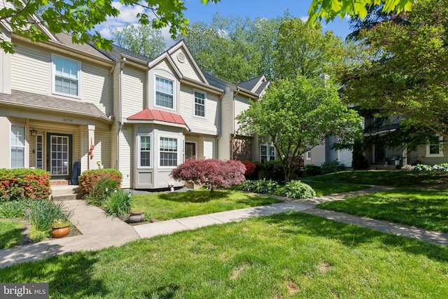 15777 Widewater Dr, Dumfries, VA 22025 - townhome / multi-family property with a front yard