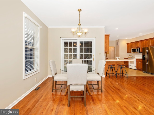 dining space featuring baseboards, recessed lighting, visible vents, light wood-style floors, and a chandelier