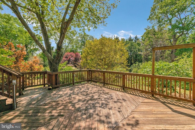 6230 Valley View Dr, Alexandria, VA 22310 - view of wooden terrace