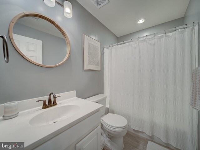 9477 Cromarty Ct, Bristow, VA 20136 - full bathroom featuring visible vents, shower / bath combination with curtain, toilet, and vanity