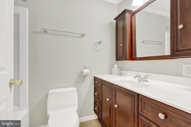 full bathroom featuring toilet, baseboards, vanity, and crown molding