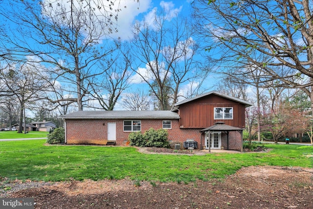 view of front facade with a front lawn and brick siding