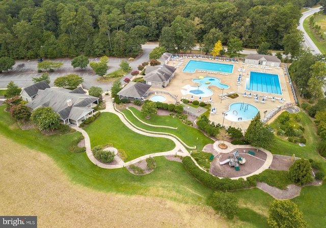 birds eye view of property featuring a forest view