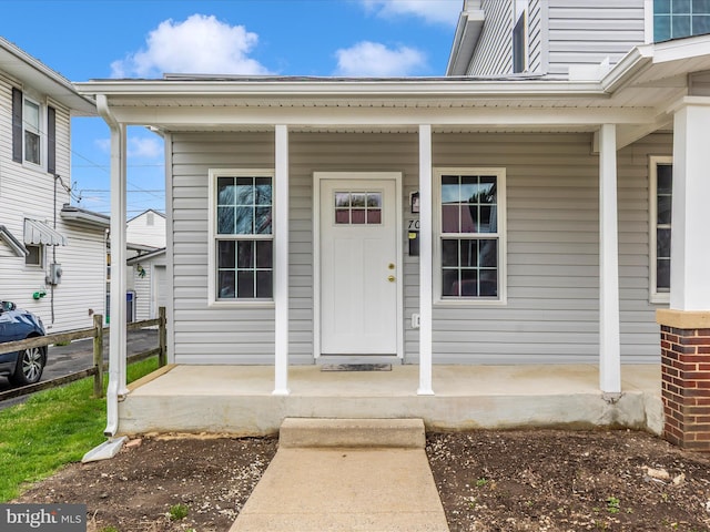property entrance featuring a porch
