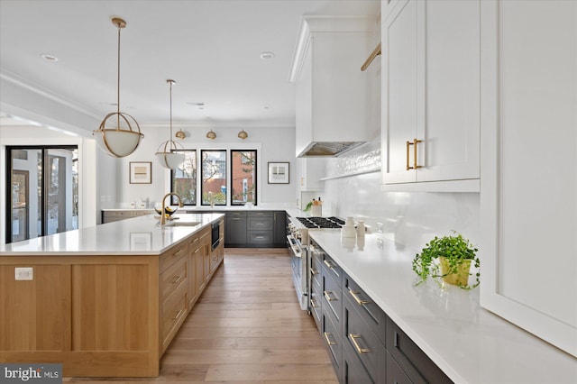 6221 Nelway Dr, Mclean, VA 22101 - kitchen featuring custom exhaust hood, a sink, stainless steel range, light countertops, and ornamental molding