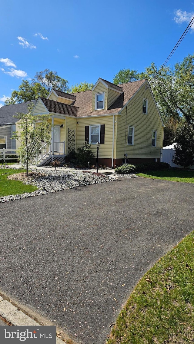 view of front of house featuring a shingled roof